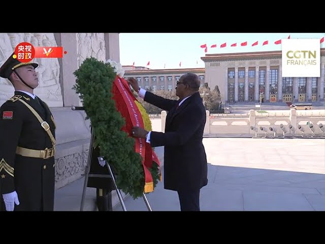 Le PM d'Antigua-et-Barbuda dépose une couronne de fleurs au Monument aux héros du peuple à Beij