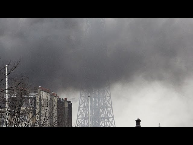 ⁣Millionenfach geteilt: Auf einem Video brennt der Eiffelturm