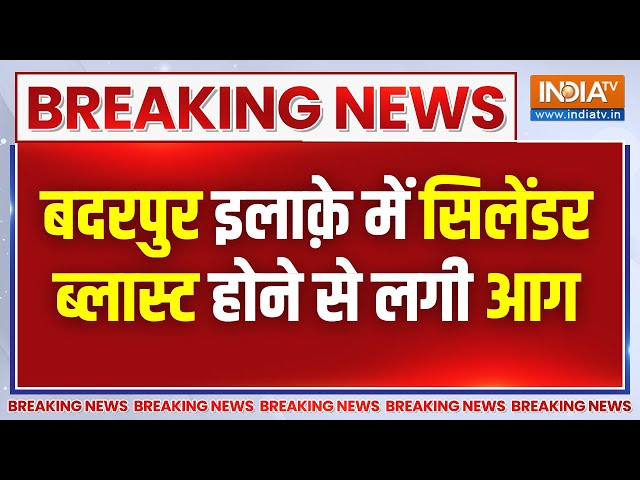 दिल्ली के बदरपुर इलाक़े में सिलेंडर ब्लास्ट होने से लगी आग, SI विकास ने जान पर खेलकर लोगों को बचाया