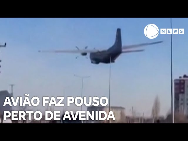 Avião faz pouso de emergência perto de avenida na Turquia