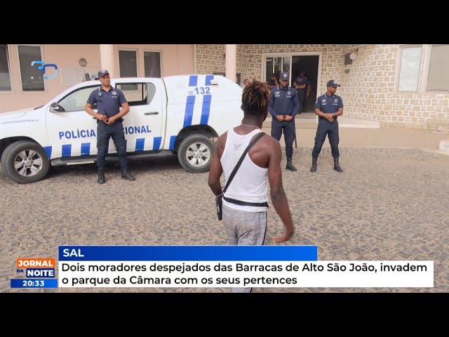 Dois moradores despejados das Barracas de Alto São João, invadem parque da Câmara com seus pertences