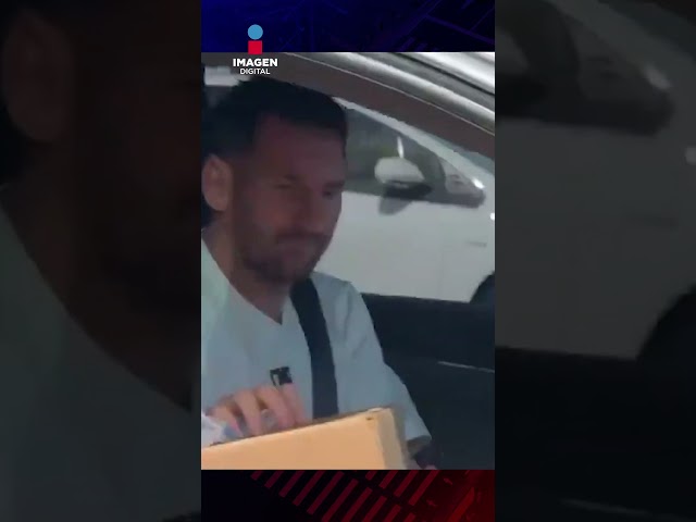 Messi se detiene en un semáforo para autografiar una playera