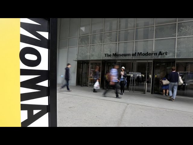 Un artista que actuó desnudo en una exposición de Abramovic demanda al MoMA por agresión sexual