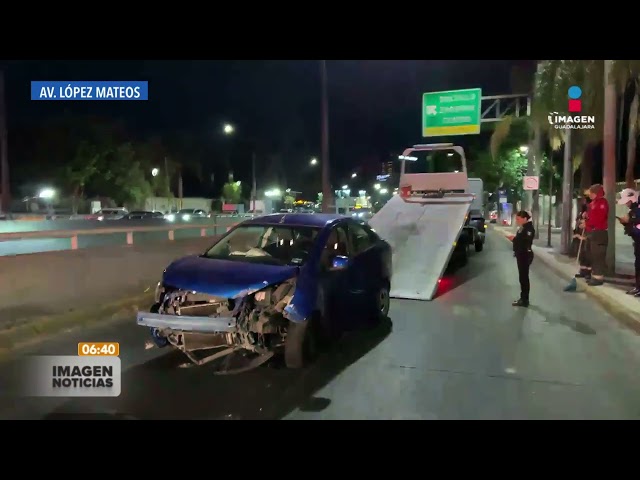 Conductor pierde el control en Glorieta La Estampida, Guadalajara