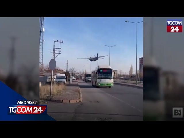 ⁣Turchia, l'aereo militare rischia di schiantarsi su una strada