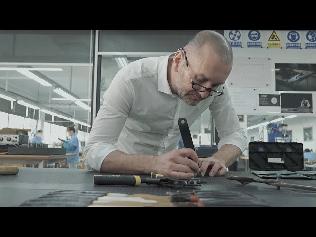 French leather craftsman shares life in China's Shenzhen