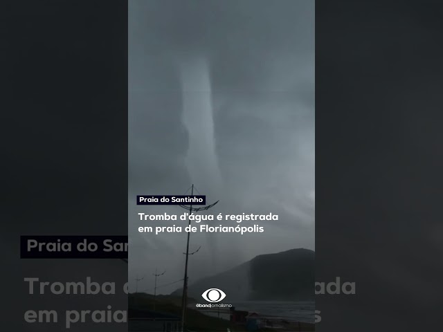 VÍDEO: Tromba d'água é registrada em praia de Florianópolis #shorts