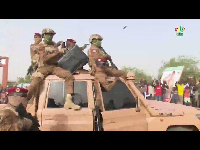 Le Chef de l'Etat, le Capitaine Ibrahim TRAORE est acclamé lors de son passage à Sabou