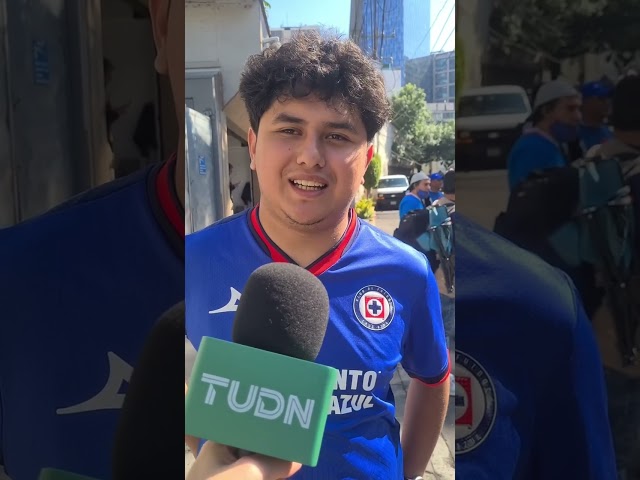 ¡Se vale llorar!  ¡Afición de CRUZ AZUL reveló su mejor recuerdo de JUAN ESCOBAR! | #shorts #tudn