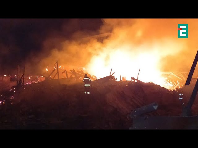 ⁣ МОТОРОШНІ НАСЛІДКИ ворожих обстрілів України ПАЛАЄ НА РОСІЇ: у місті Араміль спалахнула пожежа