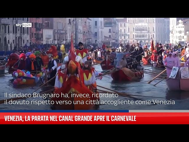 Venezia, la parata nel Canal Grande apre il Carnevale