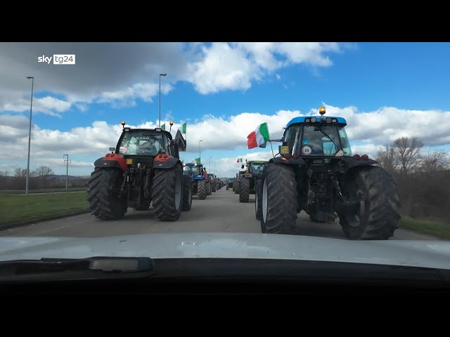 ⁣Avellino, trattori in corteo contro Ue, governo e sindacati