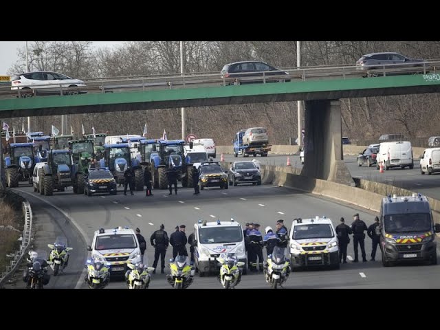 France : les agriculteurs en colère bloquent les axes routiers autour de la capitale française