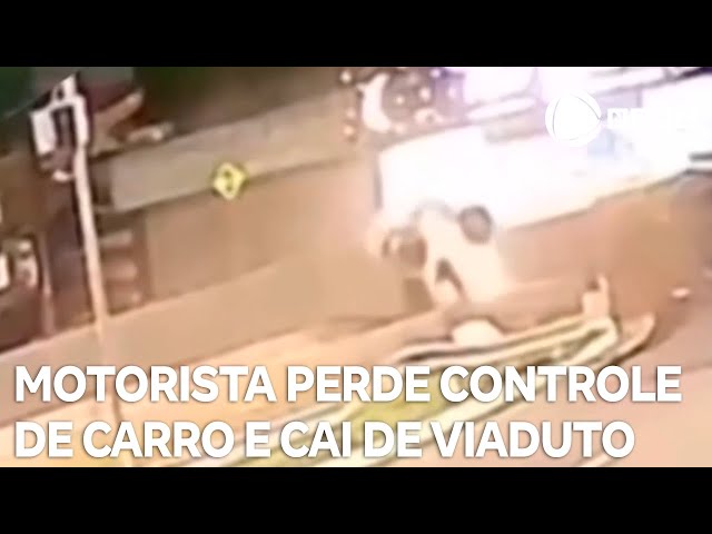 Motorista perde controle de carro e cai de viaduto em Goiânia