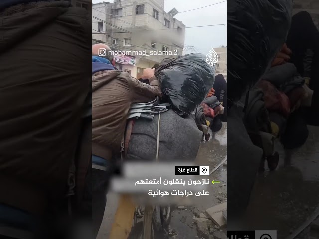 شاهد.. فلسطينيون نازحون في قطاع غزة ينقلون أمتعتهم على دراجات هوائية