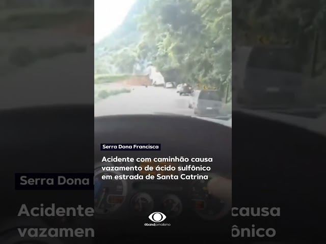 Acidente com caminhão causa vazamento de ácido sulfônico em estrada de Santa Catrina