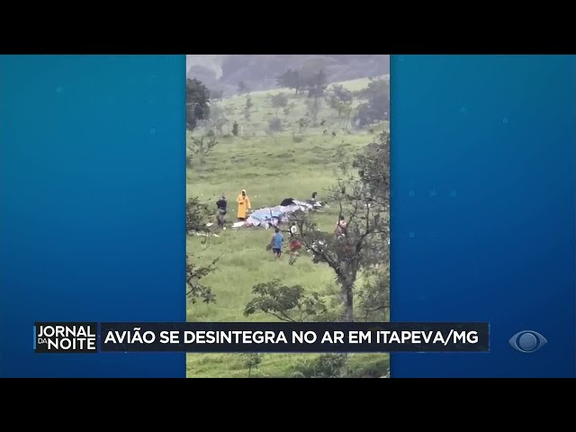 Avião se desintegra no ar em Itapeva/MG