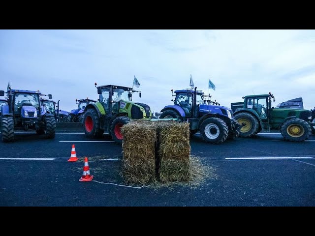 France : un convoi de tracteurs roule vers Rungis