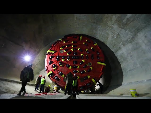 Tunnel boring machine empowers construction of expressway tunnel in China