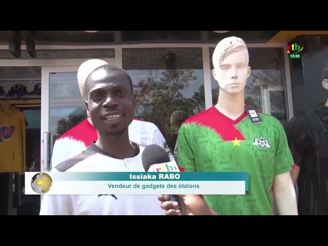 ⁣A Bobo-dioulasso, les vendeurs de gadgets pour galvaniser l’équipe nationale se font des sous.