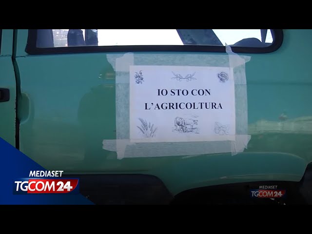 Agricoltori, la protesta dei trattori non si ferma