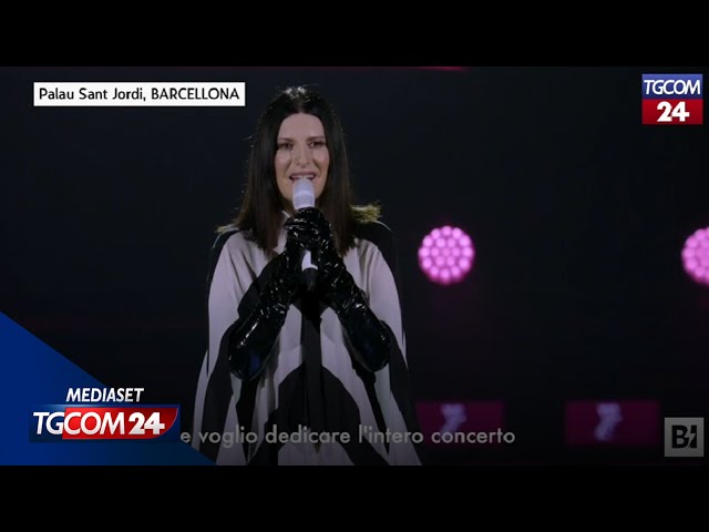 ⁣Laura Pausini interrompe il concerto per ricordare Sandra Milo