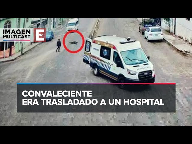 Chiapas: Paciente cae de ambulancia y queda tendido a media calle