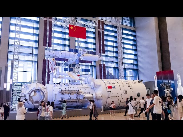 Live: Exploring the exhibition of China's manned space program achievements in Shanghai