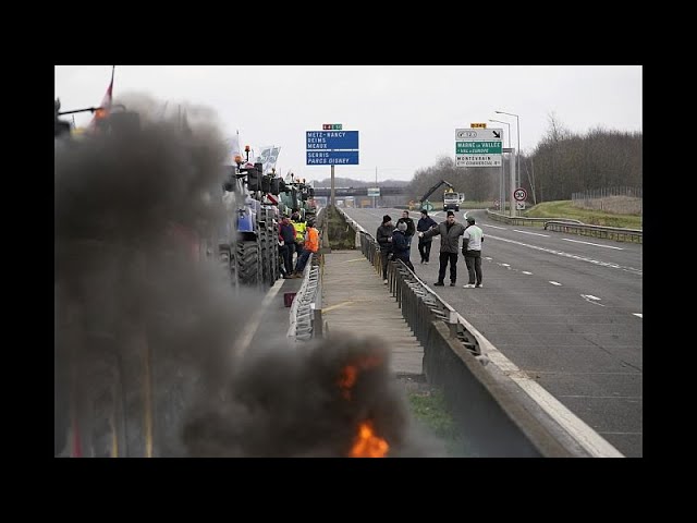 France : les agriculteurs resserrent l'étau sur Paris