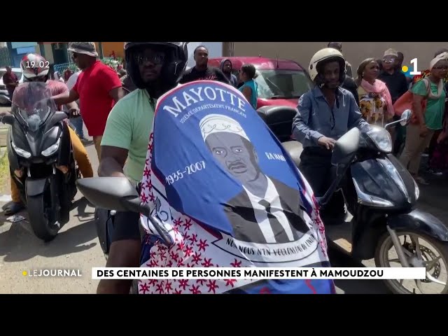 Des centaines de personnes manifestent à Mamoudzou