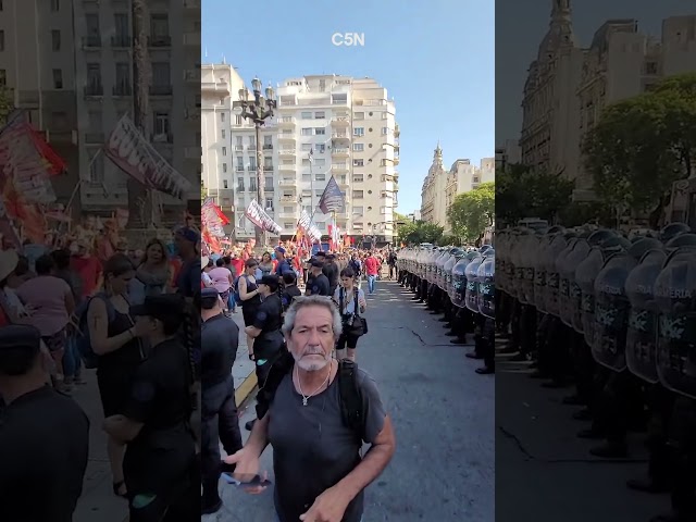 MÁXIMA TENSIÓN en la PUERTA del CONGRESO mientras se DEBATE la LEY ÓMNIBUS