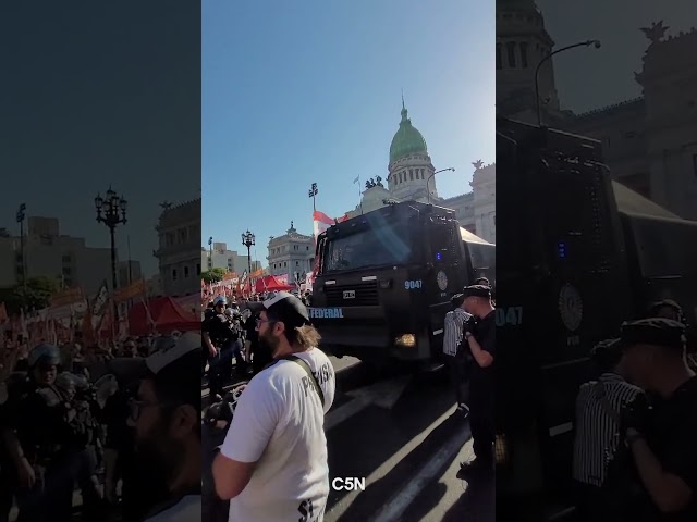 CONGRESO: la POLÍCIA avanzó contra los MANIFESTANTES