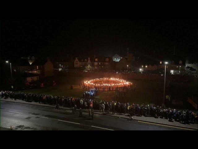 ⁣Wikingerboot in Flammen: Feier des nordischen Erbes