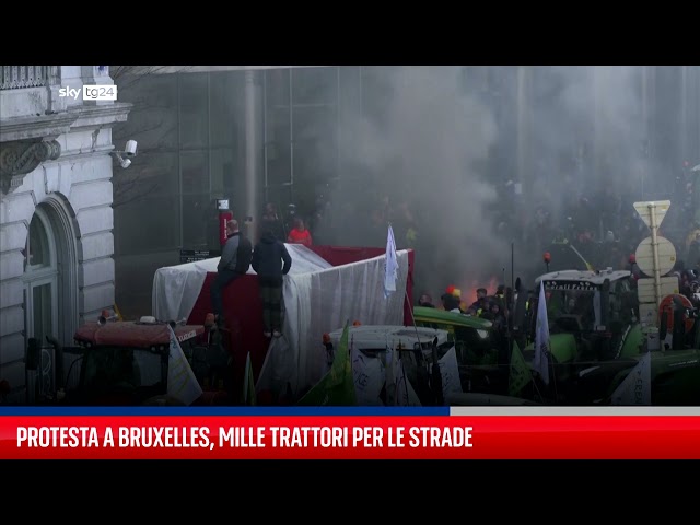 Mille trattori per le strade di Bruxelles, blocchi e roghi