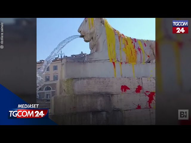 Roma, imbrattata la fontana dei leoni di Piazza del Popolo