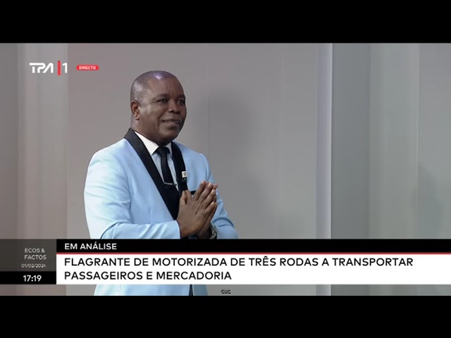 Flagrante de motorizada de três rodas a transportar passageiros e mercadorias