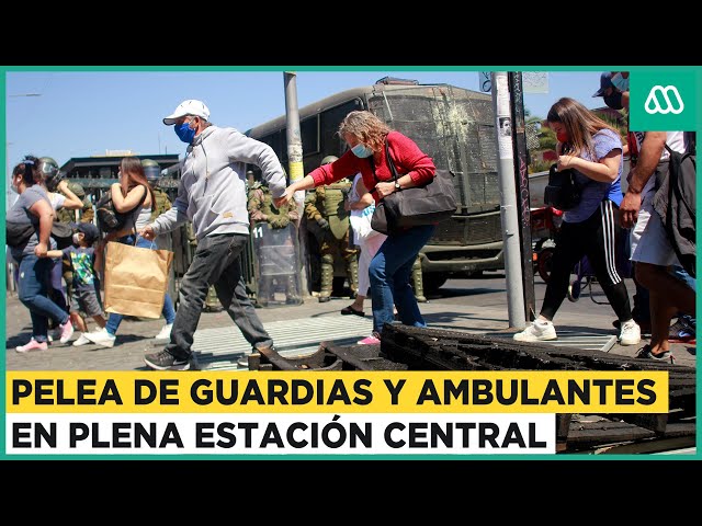 Registran pelea entre guardias y comercio ambulante en plena Estación Central