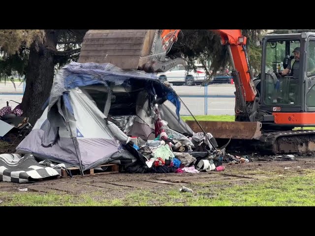 Province starts to dismantle South Vancouver encampment