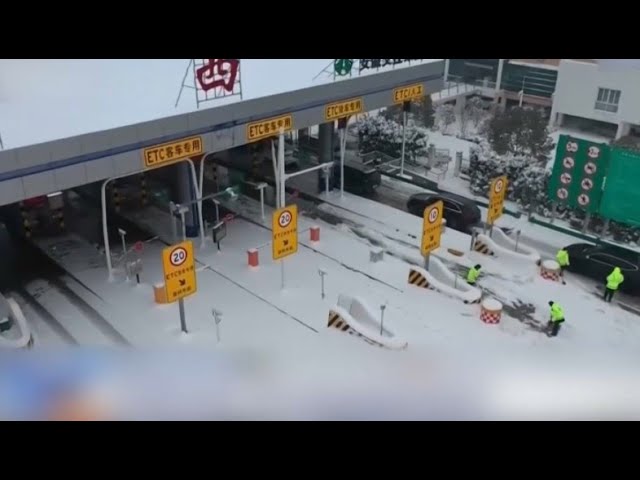⁣Сильный снегопад в Китае: отменили более 200 авиарейсов