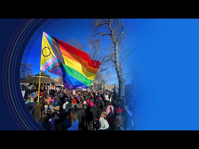 Rassemblement en Alberta pour soutenir la communauté trans de la province