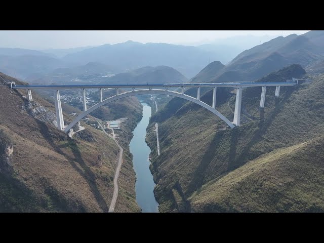 Maintenance workers safeguard railway bridge in SW China amid travel rush