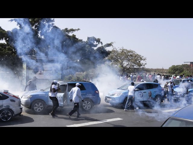 Sénégal : une manifestation contre le report de la présidentielle violemment dispersée • FRANCE 24