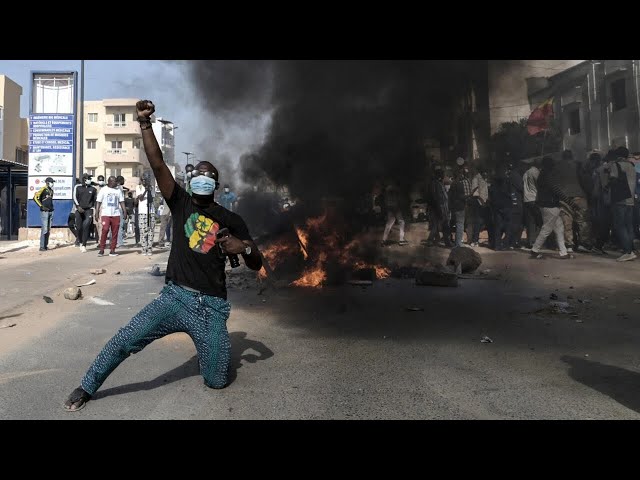 Premiers heurts au Sénégal après un report à hauts risques de la présidentielle • FRANCE 24