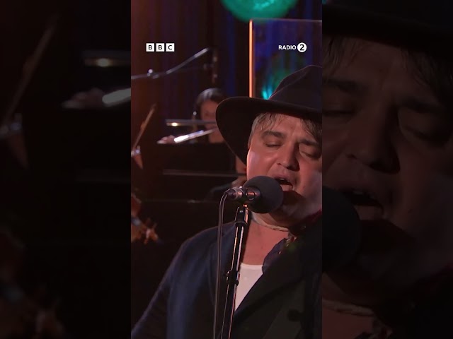 The Libertines perform their classic Don’t Look Back into the Sun with the BBC Concert Orchestra! 