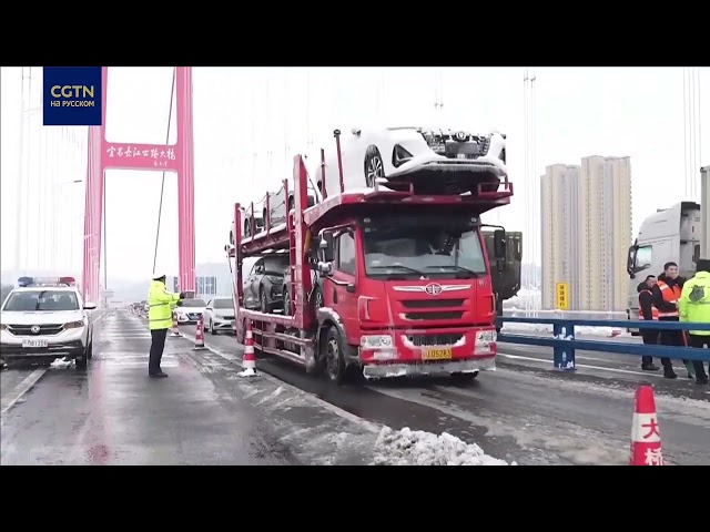 ⁣Из-за снегопадов на скоростных магистралях в центре Китая ограничено движение транспорта