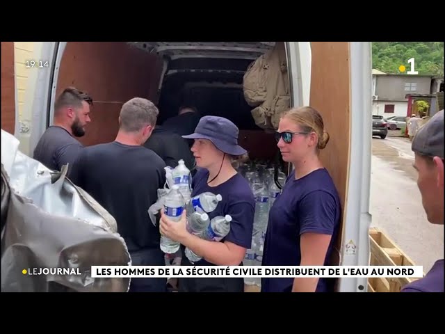 Les hommes de la sécurité civile distribuent l'eau au Nord