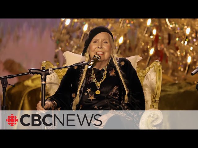 Joni Mitchell performs at Grammys, 50 years after 1st win