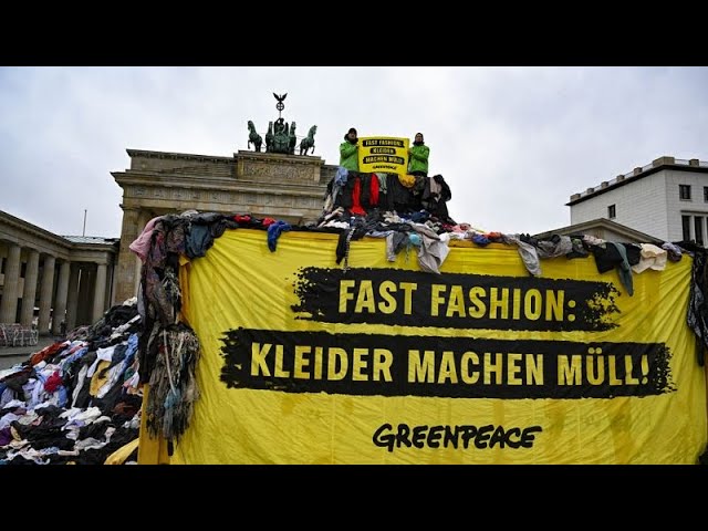 Greenpeace llena de ropa la Puerta de Brandemburgo para protestar contra el sector textil