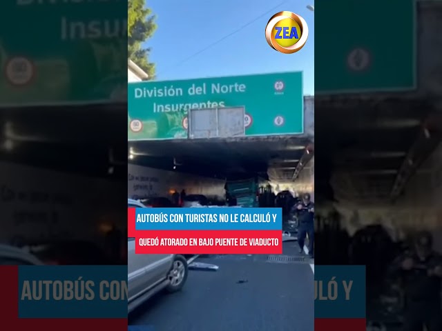 Autobús con turistas no le calculó y quedó atorado en bajo puente de #Viaducto e #Insurgentes