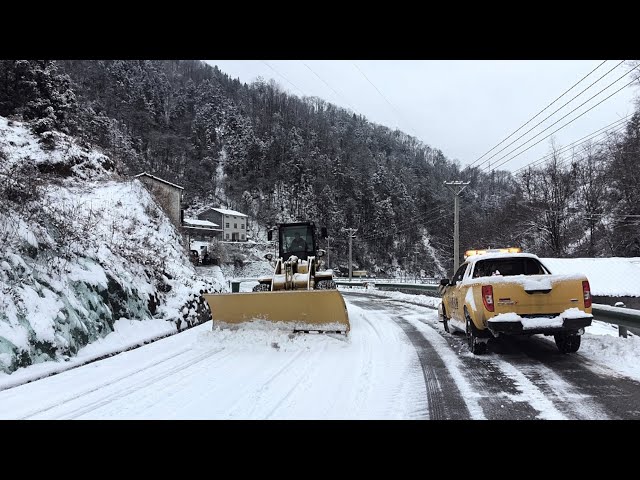 Widespread snow and freezing weather disrupt travel in China